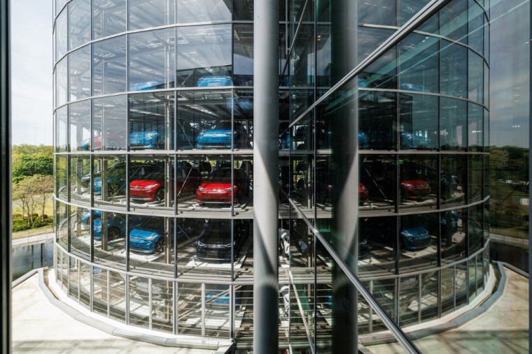 ( AFP / JENS SCHLUETER )