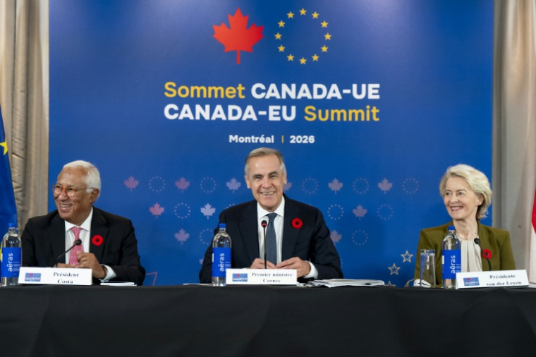 ((g-d) Le président du Conseil européen Antonio Costa, le Premier ministre canadien Mark Carney et la présidente de la Commission européenne Ursula von der Leyen lors du 21e sommet UE-Canada, à Montréal, le 29 octobre 2026 au Canada ( POOL / Christopher Katsarov )