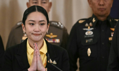 La Première ministre thaïlandaise Paetongtarn Shinawatra (g) joint ses mains lors d'une conférence de presse aux côtés du commandant des forces armées Pana Klaewplodthuk (d) au siège du gouvernement à Bangkok, le 19 juin 2025 ( AFP / Lillian SUWANRUMPHA )