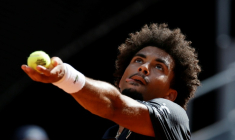 Arthur Fils au service contre l'Italien Jannik Sinner lors du Masters 1000 de Madrid à la Caja Magica le 1er mai 2026  ( AFP / Oscar DEL POZO )