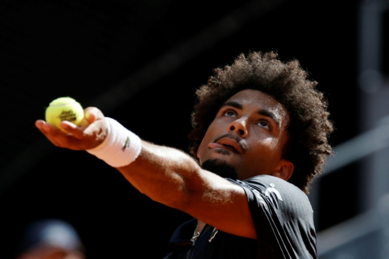 Arthur Fils au service contre l'Italien Jannik Sinner lors du Masters 1000 de Madrid à la Caja Magica le 1er mai 2026  ( AFP / Oscar DEL POZO )