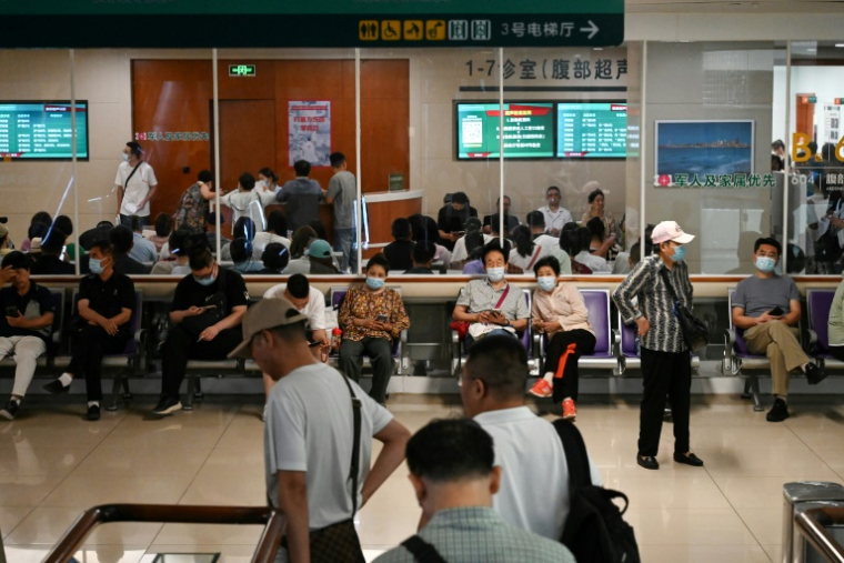 Des patients dans la salle d'attente d'un hôpital à Pékin, le 23 juin 2025 en Chine ( AFP / Jade GAO )