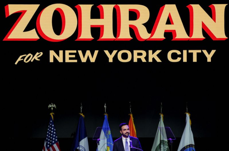 Le candidat démocrate à la mairie de New York Zohran Mamdani s'exprime sur scène après avoir remporté la course à la mairie de New York de 2025