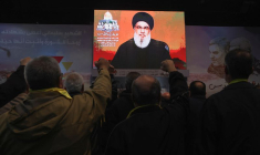 Photo du chef du Hezbollah libanais Sayyed Hassan Nasrallah s'adresse à ses partisans à travers un écran lors d'une cérémonie marquant le quatrième anniversaire de l'assassinat du général Qassem Soleimani, commandant militaire iranien