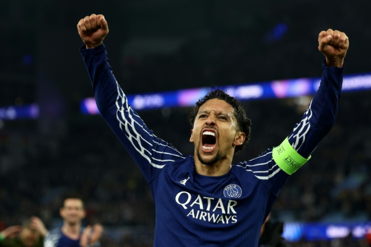 Le capitaine du Paris SG Marquinhos exulte après la qualification en demi-finales de la Ligue des champions, arrachée face à Aston Villa, le 15 avril 2025 à Birmingham ( AFP / FRANCK FIFE )