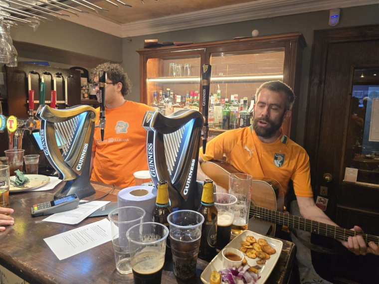 « Une ambiance surréaliste ! » – En immersion dans le pub irlandais transformé en fan zone ivoirienne