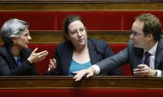 Cyrielle Chatelain (au centre), à Paris, le 14 novembre 2023. ( AFP / LUDOVIC MARIN )