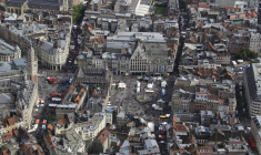 Une vue aérienne montre la Grand Place et les toits des immeubles d'habitation à Lille