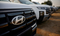 Le logo de Hyundai Motor India Limited est visible sur une voiture garée dans le parc de stockage de l'entreprise en Inde