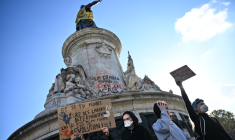 Des manifestants place de la Républiqe à Paris le 18 octobre 2026 ( AFP / Matthieu RONDEL )