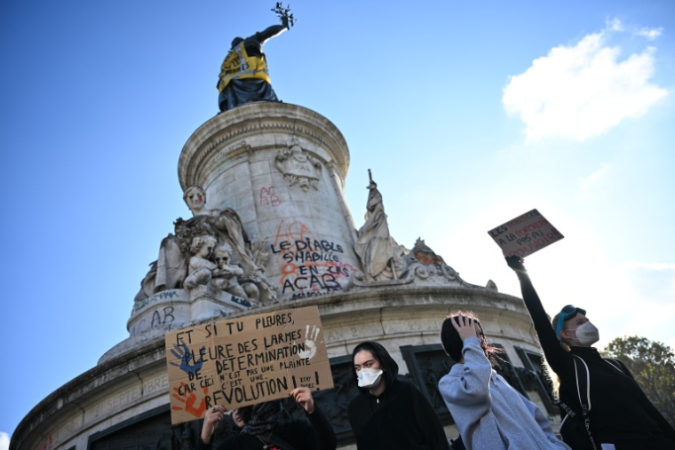 Des manifestants place de la Républiqe à Paris le 18 octobre 2026 ( AFP / Matthieu RONDEL )