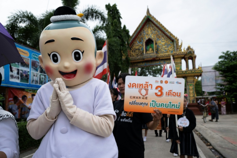 La mascotte du réseau thaïlandais Stop Drinking Network participe à une parade, le 30 juillet 2026, dans la province de Samut Sakhon (  / Lillian SUWANRUMPHA )