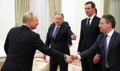 Une photo distribuée par l'agence d'Etat russe Spoutnik montre le président Vladimir Poutine recevant les émissaires américain Steve Witkoff, Jared Kushner et Josh Gruenbaum, le 22 janvier 2026 au Kremlin ( POOL / Alexander KAZAKOV )