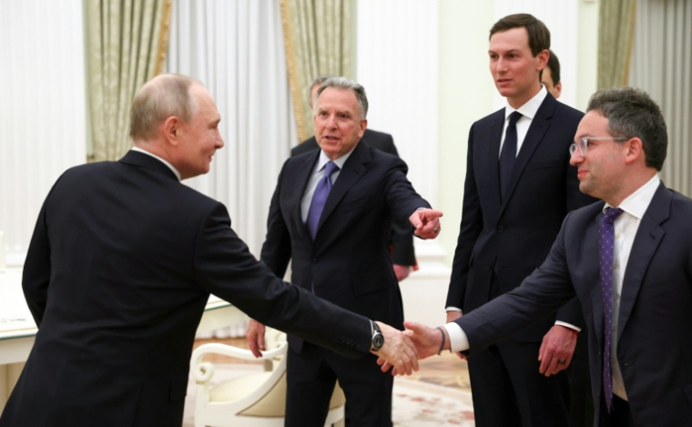 Une photo distribuée par l'agence d'Etat russe Spoutnik montre le président Vladimir Poutine recevant les émissaires américain Steve Witkoff, Jared Kushner et Josh Gruenbaum, le 22 janvier 2026 au Kremlin ( POOL / Alexander KAZAKOV )