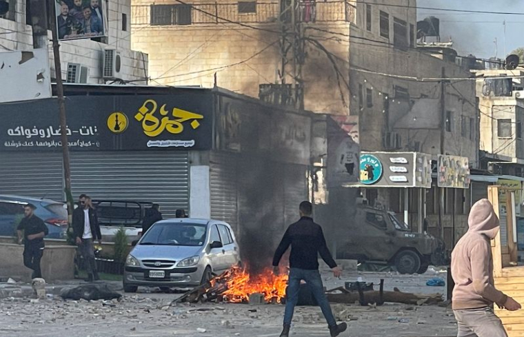 Des hommes palestiniens se rassemblent lors d'affrontements avec les troupes israéliennes dans la ville de Djénine en Cisjordanie occupée par Israël