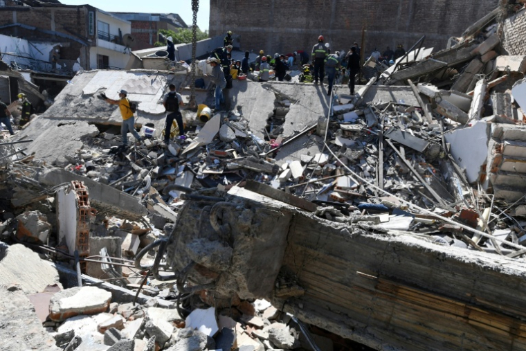 Un secouriste cherche des survivants à Pereira, Colombie, le 11 août 2026  ( AFP / Jaime SALDARRIAGA )