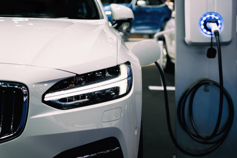 Malgré les aides à l’achat, notamment en France, destinées à démocratiser la voiture électrique, ces dernières demeurent inaccessibles aux ménages les plus modestes crédit photo : Shutterstock