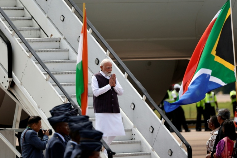 Le Premier ministre indien Narendra Modi réagit à son arrivée à la base aérienne de Waterkloof à Pretoria, le 21 novembre 2025, à la veille d'un sommet des dirigeants du G20 en Afrique du Sud ( POOL / Kim LUDBROOK )