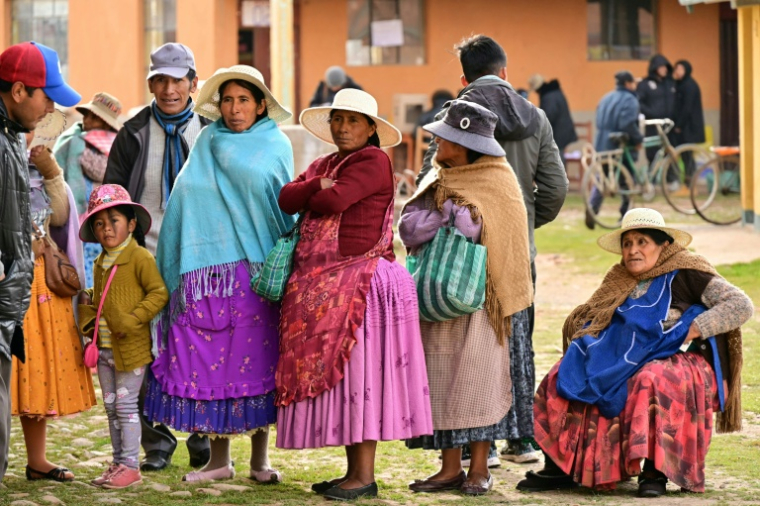 Des Aymaras font la queue pour voter lors du second tour de l'élection présidentielle, à Laja, à environ 30 km à l'ouest de La Paz, le 19 octobre 2025. ( AFP / MARTIN BERNETTI )