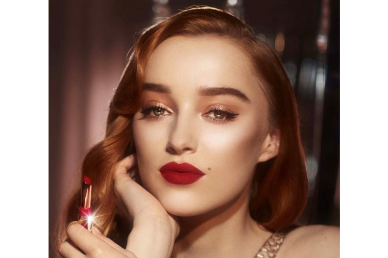 Les actrices Netflix sont courtisées par les marques de luxe (crédit photo : capture instagram @phoebedynevor))