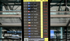 Un panneau d'information affiche les vols annulés vers les destinations du  Moyen-Orient à l'aéroport international  d'Hyderabad, le 1er mars 2026 en Inde ( AFP / Noah SEELAM )