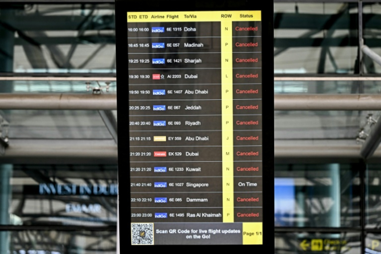Un panneau d'information affiche les vols annulés vers les destinations du  Moyen-Orient à l'aéroport international  d'Hyderabad, le 1er mars 2026 en Inde ( AFP / Noah SEELAM )