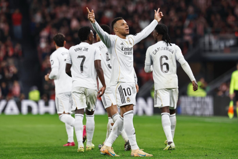 La presse madrilène n'a bientôt plus de superlatifs pour Mbappé