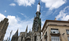La cathédrale Notre-Dame de Rouen après que sa flèche ait pris feu