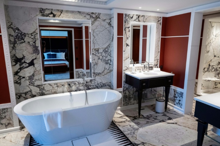 La salle de bains d'une suite à bord du voilier Orient Express Corinthian, aux Chantiers de l'Atlantique à Saint-Nazaire, le 28 avril 2026 en Loire-Atlantique ( AFP / Sebastien Salom-Gomis )