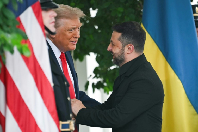 Le président ukrainien Volodymyr Zelensky est reçu à la Maison Blanche par Donald Trump le 18 août 2025 ( AFP / ANDREW CABALLERO-REYNOLDS )