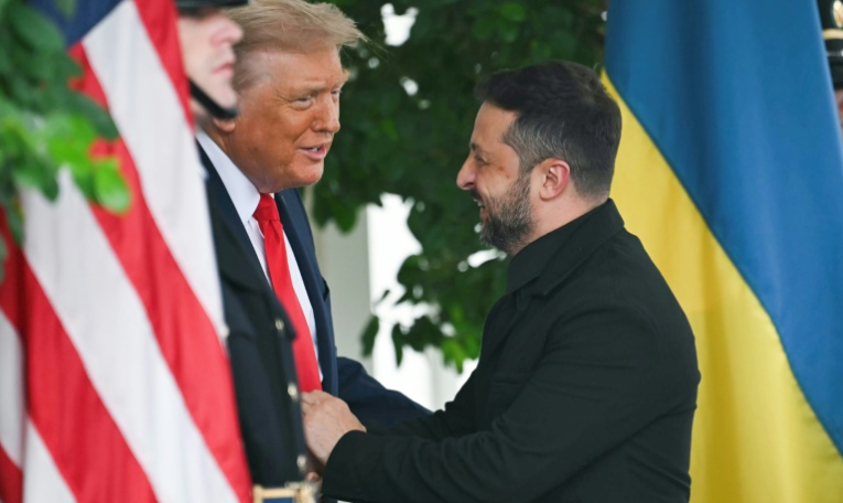 Le président ukrainien Volodymyr Zelensky est reçu à la Maison Blanche par Donald Trump le 18 août 2025 ( AFP / ANDREW CABALLERO-REYNOLDS )