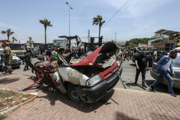 Des secouristes sur le site d'une frappe de drone israélienne qui a visé une voiture à l'entrée de Saïda, dans le sud du Liban, le 13 mai 2026 ( AFP / MAHMOUD ZAYYAT )