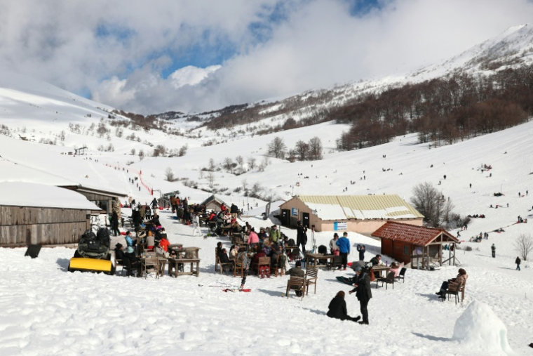 Des clients au restaurant-bar de la station de ski corse de Val d'Ese, à Bastelica, à 50 km d'Ajaccio, le 15 février 2026 ( AFP / Pascal POCHARD-CASABIANCA )