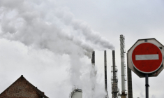 Les personnes habitant près d'un bassin industriel semblent avoir plus de risque de développer des problèmes respiratoires ( AFP / Philippe HUGUEN )