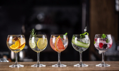 Pendant les vacances, faites le plein de vitamines avec des jus de fruits et de légumes crédit photo : Shutterstock