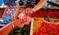 Photo d'archives d'une femme faisant les courses sur un marché local à Nice