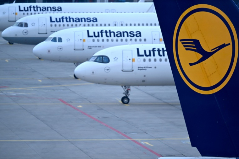 De nombreuses compagnies comme Air India, Emirates ou Air France ou Lufthansa ont supprimé ou dérouté des dizaines de vols vendredi après les frappes israéliennes sur le territoire iranien. ( AFP / Kirill KUDRYAVTSEV )