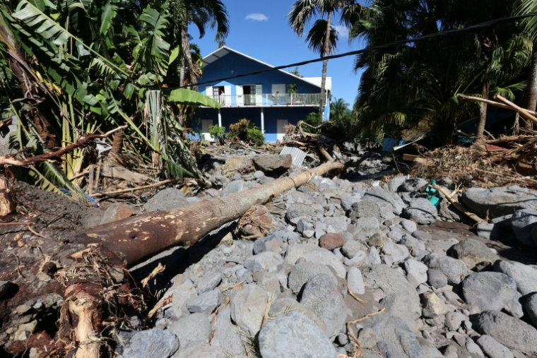 Une maison entourée de débris, près de La Possession, après le passage du cyclone Garance qui a frappé l'île de La Réunion, le 5 mars 2025 ( AFP / Richard BOUHET )