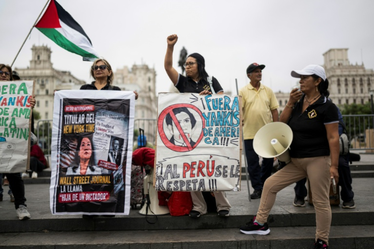 Manifestation contre la visite du secrétaire d'État américain Marco Rubio avant son arrivée à Lima, le 9 septembre 2026 au Pérou ( AFP / ERNESTO BENAVIDES )