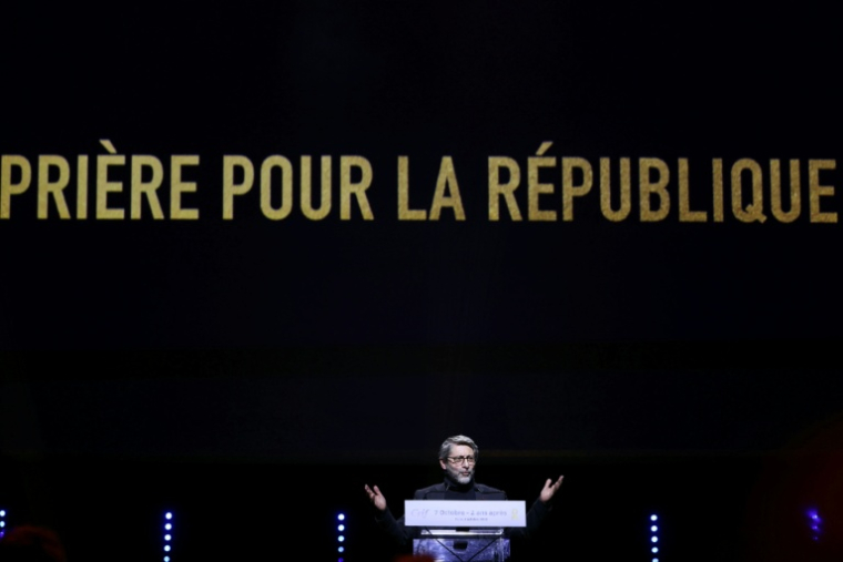 Le grand rabbin de France Haïm Korsia lit une prière pour la République lors d'un rassemblement en mémoire des victimes des attentats du 7 octobre et en soutien aux otages retenus sur ldans la bande de Gaza, salle Pleyel à Paris, le 5 octobre 2025 ( AFP / Thomas SAMSON )