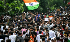 Des partisans du "parti des cafards" célèbrent à New Delhi la démission du ministre indien de l'Education, Dharmendra Pradhan, dont les étudiants exigeaient le départ en raison d'une série de fraudes aux examens universitaires, le 25 juillet 2026 ( AFP / Sajjad HUSSAIN )