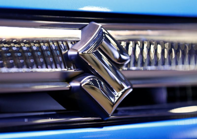 Le logo de Suzuki Motor sur une voiture  à Tokyo, au Japon