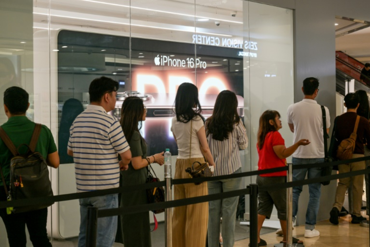 Des acheteurs font la queue devant une boutique vendant l'iPhone 16 d'Apple, le 11 avril 2025 à Jakarta, en Indonésie ( AFP / BAY ISMOYO )