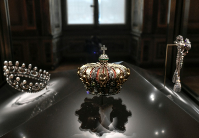 La couronne (c) et le diadème (g) de l'impératrice Eugénie exposés dans la galerie d'Apollon au musée du Louvre, le 14 janvier 2020 à Paris ( AFP / STEPHANE DE SAKUTIN )