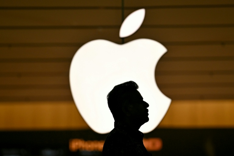 Apple a retiré jeudi de son magasin d'applications AppStore plusieurs applications mobiles utilisées pour signaler anonymement les déplacement de la police de l'immigration américaine ( AFP / Idrees MOHAMMED )