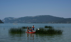 Le lac du Bourget, le 8 août 2025 au Bourget-du-Lac, en Savoie ( AFP / JEAN-PHILIPPE KSIAZEK )