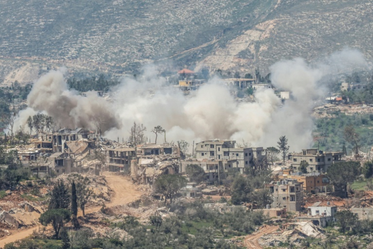 De la fumée s’élève à la suite d’une explosion dans le sud du Liban, près de la frontière, vue depuis la Haute Galilée dans le nord d’Israël, le 27 avril 2026 ( AFP / Jalaa MAREY )
