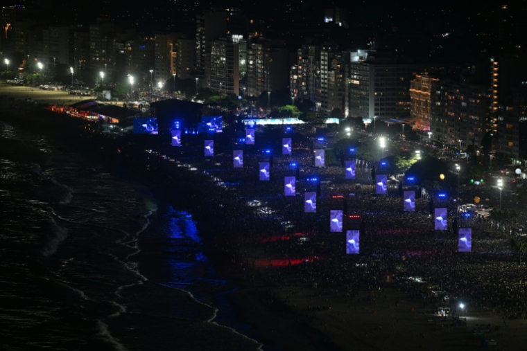Vue aérienne du méga-concert de Lady Gaga sur la plage de Copacabana, à Rio le 3 mai 2025 ( AFP / MAURO PIMENTEL )