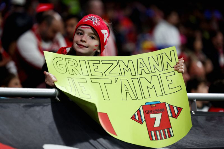 Un jeune supporter de l'Atletico Madrid brandit une pancarte pour Antoine Griezmann