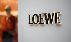 Un panneau sur l'extérieur d'une boutique de luxe Loewe exploitée par LVMH Moet Hennessy Louis SE à Paris, France